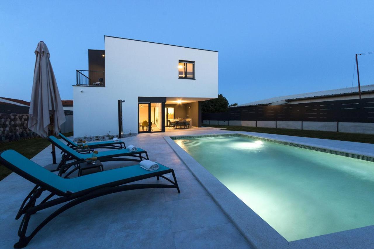 Modern 3-Bedroom Villa With A Private Pool Pula Buitenkant foto